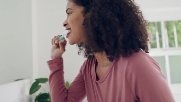 Dentaire Miroir Salle Bain Femme Brossant Les Dents Avec Brosse — Video