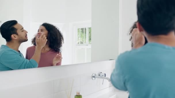 Creme Beleza Banheiro Casal Riem Humor Manhã Apliquem Colágeno Cuidados — Vídeo de Stock