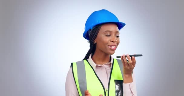 拥有微笑 工程学和电话的黑人妇女在工作室里提出了项目管理方面的问题和建议 快乐的女孩 手机在坡度背景下 — 图库视频影像