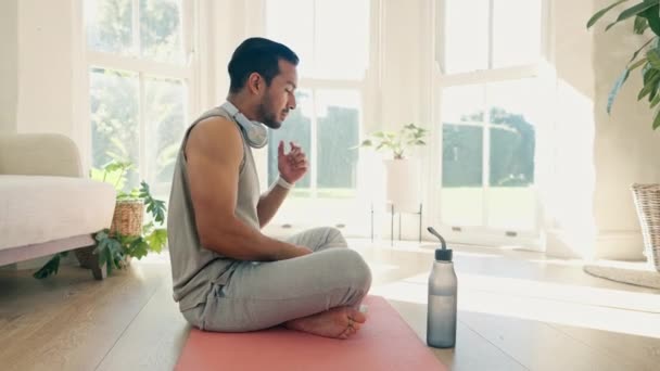 Mann Meditation Und Kopfhörer Für Heimfitness Audio Streaming Und Workout — Stockvideo