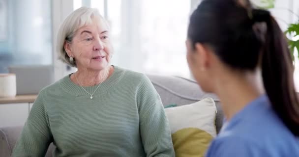Gespräch Nackenschmerzen Und Pflegekraft Helfen Seniorin Ruhestand Bei Vertrauensvoller Beratung — Stockvideo