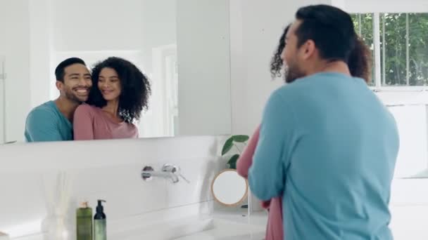 Szerelem Ölelés Fiatal Pár Együtt Fürdőszobában Higiéniai Reggeli Rutinra Egy — Stock videók