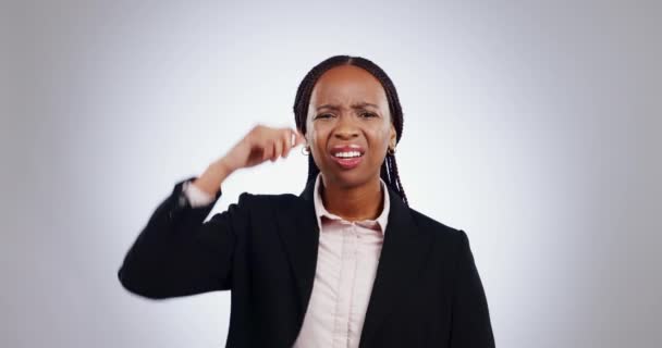 Смущенный Думающий Лицо Черной Женщины Студии Царапающей Голову Выбор Сомнения — стоковое видео