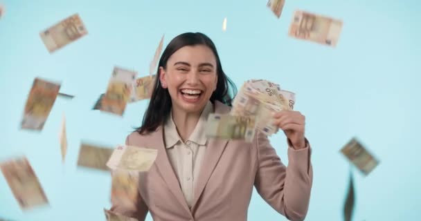 Feliz Loteria Chovendo Dinheiro Com Uma Mulher Vencedora Estúdio Fundo — Vídeo de Stock