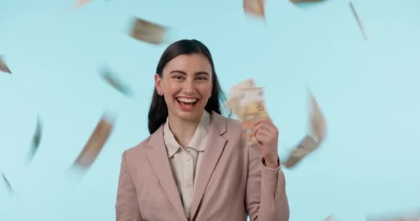 金銭的自由のための青い背景にスタジオで女性の勝者と笑顔 宝くじ 雨のお金 財務や会計に自信を持って見ている 幸せで豊かな人 裕福な人 — ストック動画