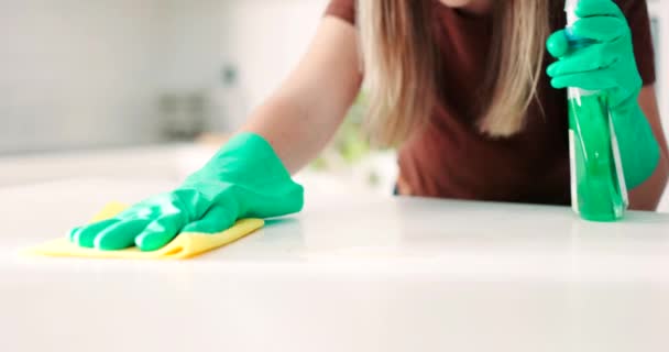 Spray Fles Persoon Handen Reinigingstafel Keuken Teller Desinfectie Ontsmetten Bacteriën — Stockvideo