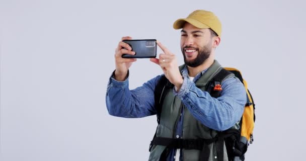 Muž Telefon Foto Cestovat Batohem Sociální Média Dobrodružství Úsměvem Studiu — Stock video