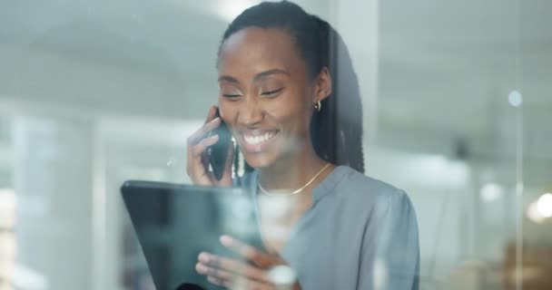 一个黑人女人在一个有网络的商业办公室里的平板电脑 愉快的讨论和电话 在网上 数字和女性专业人士嘲笑网页设计公司在谈论创意提案 — 图库视频影像