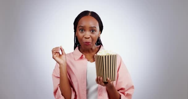 Kvinde Popcorn Leende Portræt Studiet Mens Ser Komedie Eller Sjov – Stock-video