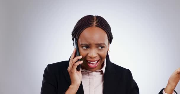 Stüdyodaki Telefon Stres Kadını Gri Arka Planda Hata Sahtekarlık Dolandırıcılık — Stok video