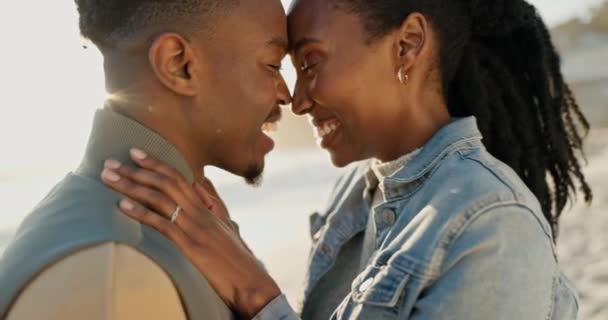 Czoło Plaża Czarna Para Miłością Uśmiechem Małżeństwem Zaangażowaniem Troską Więzią — Wideo stockowe
