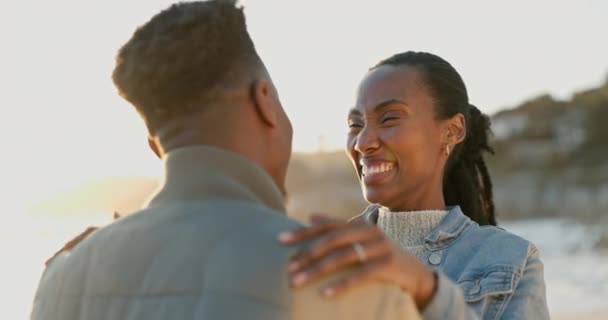ビーチ 黒人のカップルは そしてコミットメント 絆で休暇を過ごします ロマンス 男と関係を持つ女性 海辺の休日と笑顔とサポート 抱擁し ロマンチック — ストック動画