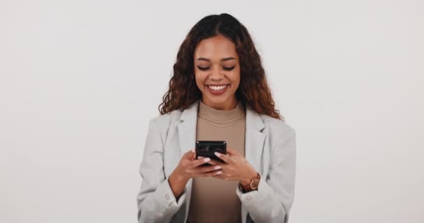 Kadını Cep Telefonu Stüdyoda Sosyal Komik Mobil Sohbet Dijital Bağlantı — Stok video