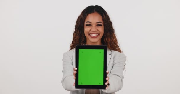 Schermo Verde Tablet Volto Donna Studio Con Social Media Notizie — Video Stock