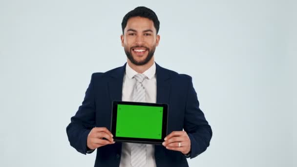 Yüz Yeşil Ekran Stüdyoda Tabletli Adamı Gri Arka Plandan Haber — Stok video