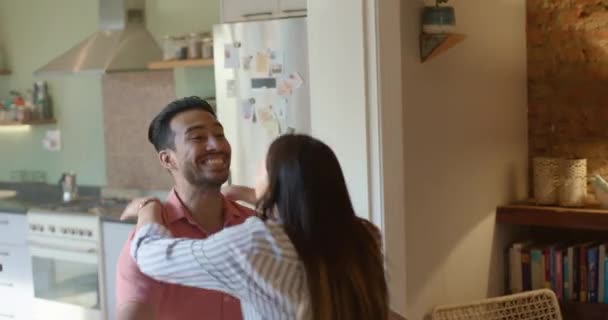 Vzrušení Smích Pár Objetí Láskou Štěstím Spolu Bytě Úsměv Dům — Stock video