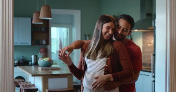 Беременная Танцующая Пара Кухне Любовью Отпраздновать Беременность Вместе Счастьем Доме — стоковое видео