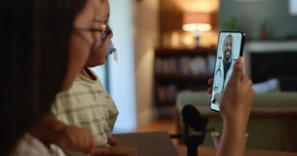 Telefon Læge Mor Med Sin Baby Deres Hjem Til Virtuel – Stock-video