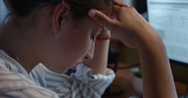 Estrés Horario Mujer Noche Ordenador Con Problema Red Crisis Línea — Vídeos de Stock