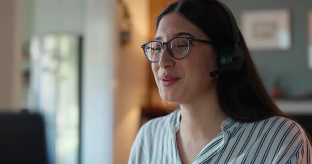 Çağrı Merkezi Müşteri Desteği Kulaklıkla Online Danışmanlık Yapan Genç Bir — Stok video