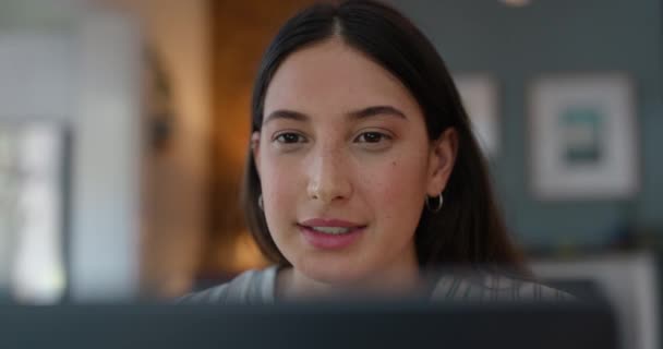 Student Laptop Kobieta Świętowaniu Wyników Sukces Lub Osiągnięcie Celu Cel — Wideo stockowe