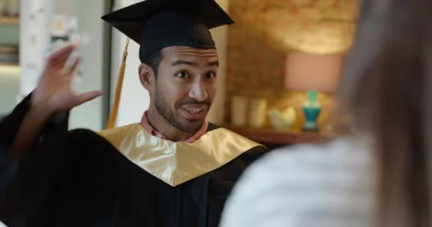 Graduation Appareil Photo Excité Avec Étudiant Homme Dans Maison Posant — Video