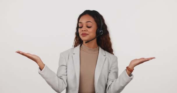 Kvinde Forvirret Medarbejder Ansigt Med Telemarketing Crm Spørgsmål Med Balance – Stock-video