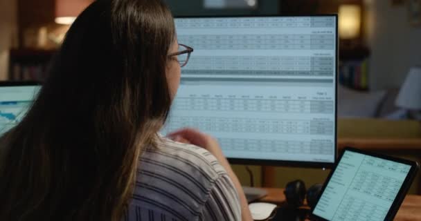 Fáradt Számítógép Üzletasszony Éjszaka Hálózati Problémákkal Hibákkal 404 Hibával Adminisztráció — Stock videók