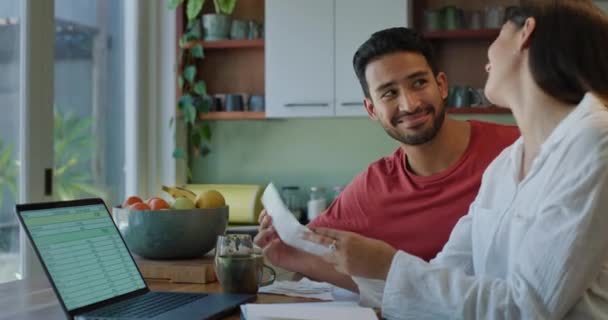 Ordinateur Portable Documents Financier Avec Couple Dans Leur Maison Ensemble — Video