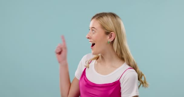 Счастливые Новости Лицо Женщины Указывающей Рукой Студии Объявления Сделки Промо — стоковое видео