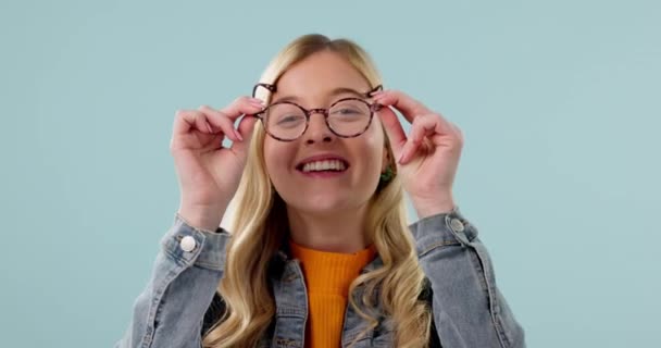Glad Kvinna Glasögon Och Syn Ansikte Och Leende För Ögonvård — Stockvideo