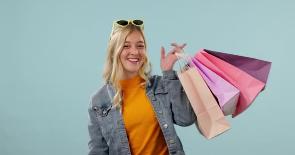 Erbjudande Ansikte Eller Lycklig Kvinna Med Shoppingväska Från Försäljning Eller — Stockvideo