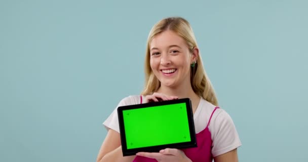 ソーシャルメディア広告やオンラインブランディングのためのタブレット上の幸せな女性 顔や緑の画面 スタジオでアプリクロマキーまたはモックアップスペースを表示する遺伝子Z学生の青い背景 笑顔または肖像 — ストック動画
