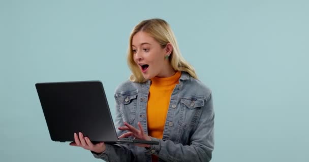 Vrouw Student Winnaar Laptop Voor Universitair Succes Studieresultaten Financieringsmogelijkheden Studio — Stockvideo