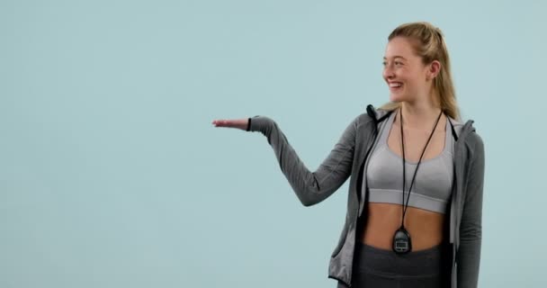 Fitness Sonrisa Mujer Apuntando Mano Estudio Aislado Sobre Fondo Azul — Vídeos de Stock