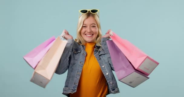 Vrouw Boodschappentas Opgewonden Gezicht Retail Mode Met Aankoop Studio Geïsoleerd — Stockvideo