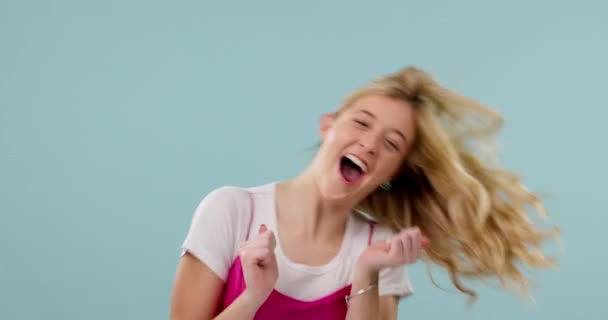 Junge Frau Aufgeregter Und Fröhlicher Tanz Spaß Und Freiheit Mit — Stockvideo