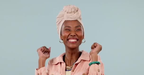 黒人女性は 青い背景で孤立した幸せで拍手と応援 勝利に興奮しています モックアップスペース お祝い スタジオでのサポート ターゲットと報酬の発表 — ストック動画