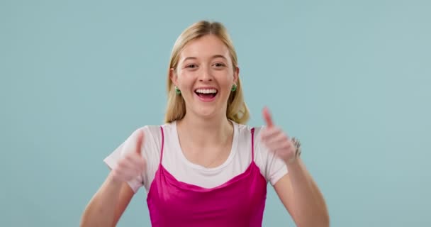 Счастлив Поднимает Вверх Большой Палец Лицо Женщины Синем Фоне Хороших — стоковое видео