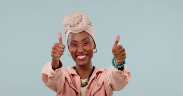 成功のためのスタジオで親指 顔と女性 グレーの背景で取引と達成を勝ち取る 幸せなアフリカのモデルの肖像画 絵文字のようなフィードバックのためのサイン 投票はいとサポート卓越性 — ストック動画