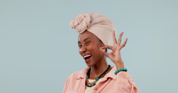 スタジオ 幸せな黒人女性 そして意見投票のためのOkサイン フィードバック 賞賛のための完璧なまたはジェスチャー 肖像画 絵文字アイコン またはアフリカの人物の成功 そして青い背景にOkウィンク — ストック動画