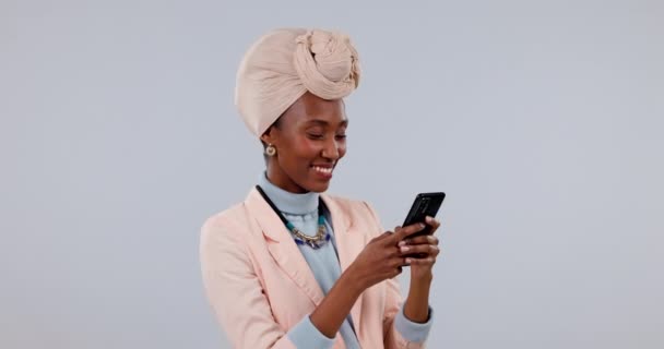 Счастливая Чернокожая Женщина Мобильный Телефон Подключением Цифровым Приложением Белом Студийном — стоковое видео