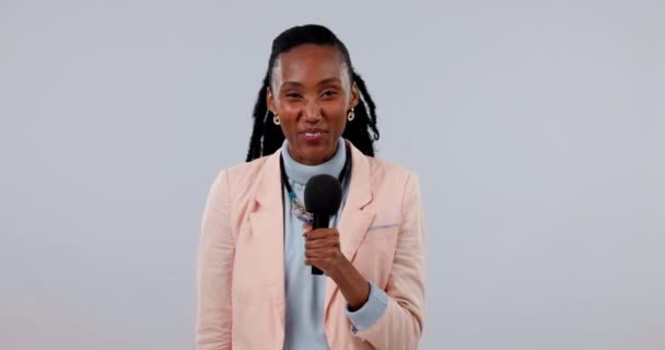 黒人女性 ニュース マイク ジャーナリスト メディアでプレス 白い背景でテレビで生中継 スタジオでのコミュニケーションと発表によるトークショー マルチメディア — ストック動画