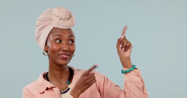 Černá Žena Ukazující Prezentující Novinky Informace Příležitosti Izolované Modrém Pozadí — Stock video
