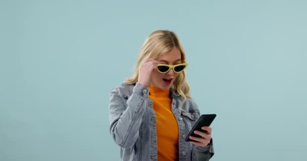 Verrassing Opgewonden Vrouw Blauwe Achtergrond Met Telefoon Voor Aankondiging Prestatie — Stockvideo