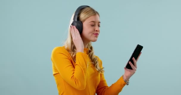 Baile Smartphone Mujer Feliz Estudio Escuchando Música Para Libertad Sobre — Vídeos de Stock