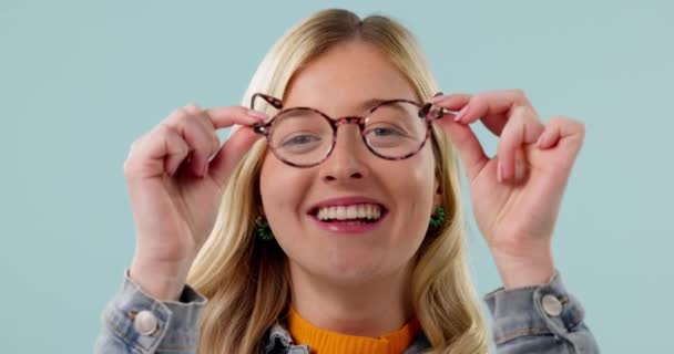 Ansikte Leende Och Kvinna Med Glasögon Hälsa Och Tydlig Vision — Stockvideo