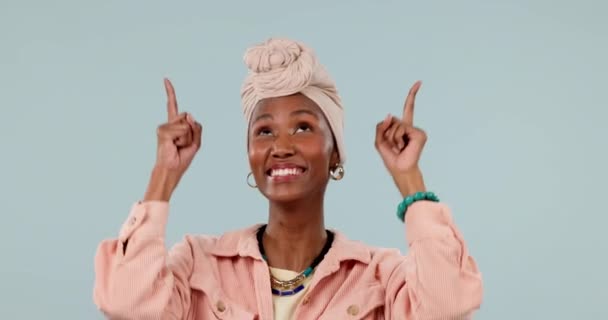 Αφρικανή Γυναίκα Πορτραίτο Και Δείχνει Στο Στούντιο Για Ανακοίνωση Διαφήμιση — Αρχείο Βίντεο
