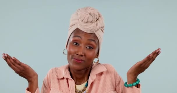 Confuso Cara Ombros Por Mulher Negra Estúdio Com Porquê Mãos — Vídeo de Stock