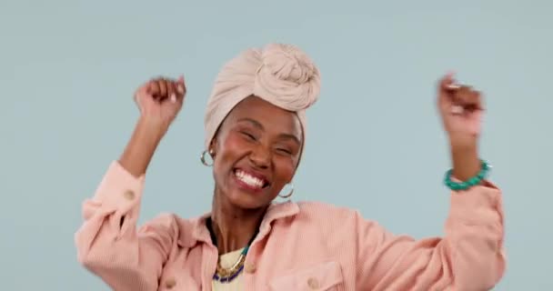 ブラック女性 幸せとスタジオで成功するために踊る パーティーを祝うために プロモーションや宝くじのボーナス 灰色の背景 エキサイティングなモデル 賞金の取引 ディスコ音楽や自由のためのプレゼントの勝者とエネルギー — ストック動画